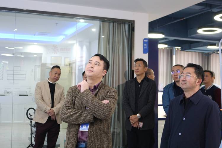 荣昌区发改委相关领导莅临创敏科技集团考察